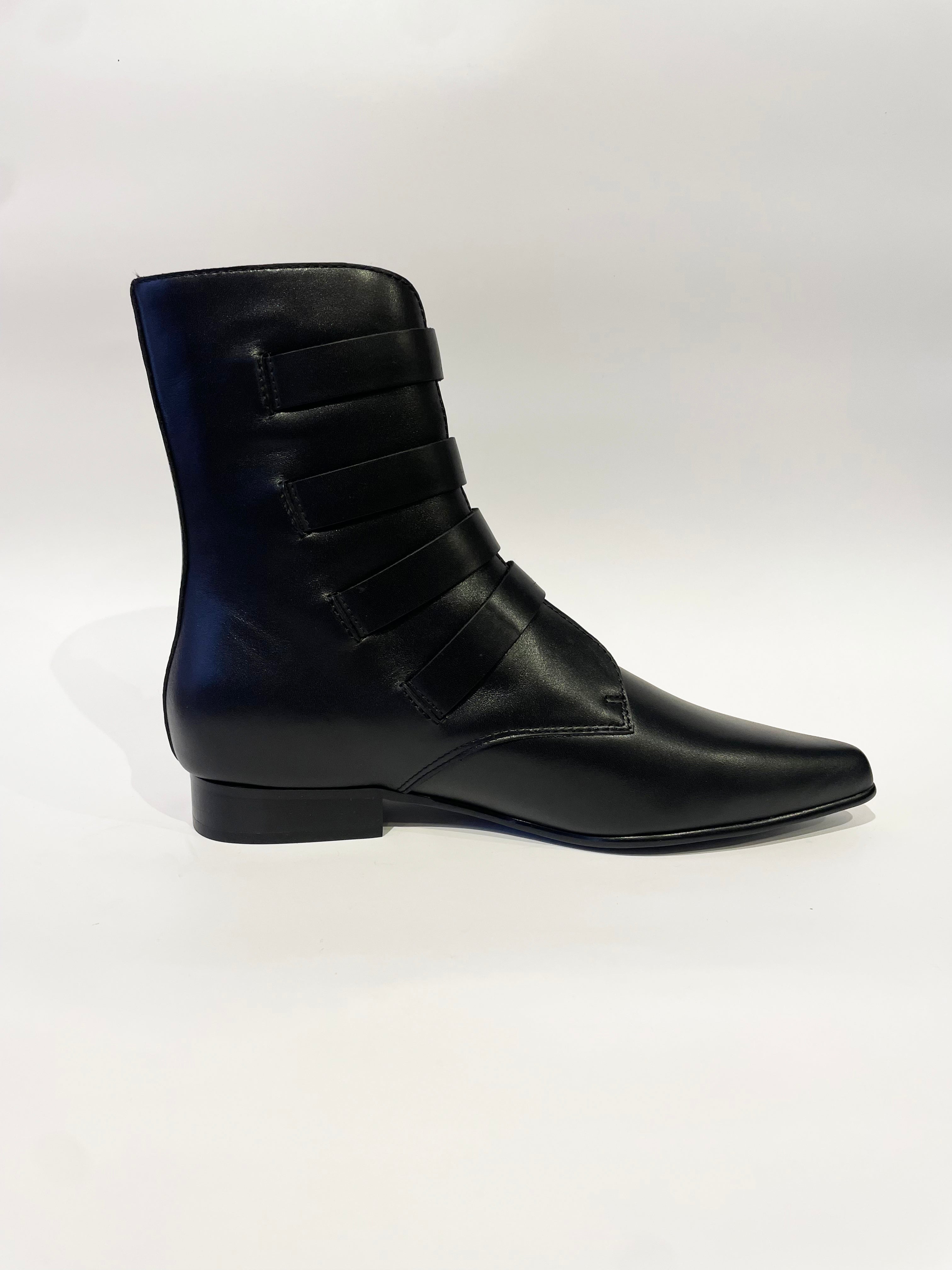 PECK BLACK LEATHER BOOTS W/ SKULL BUCKLES